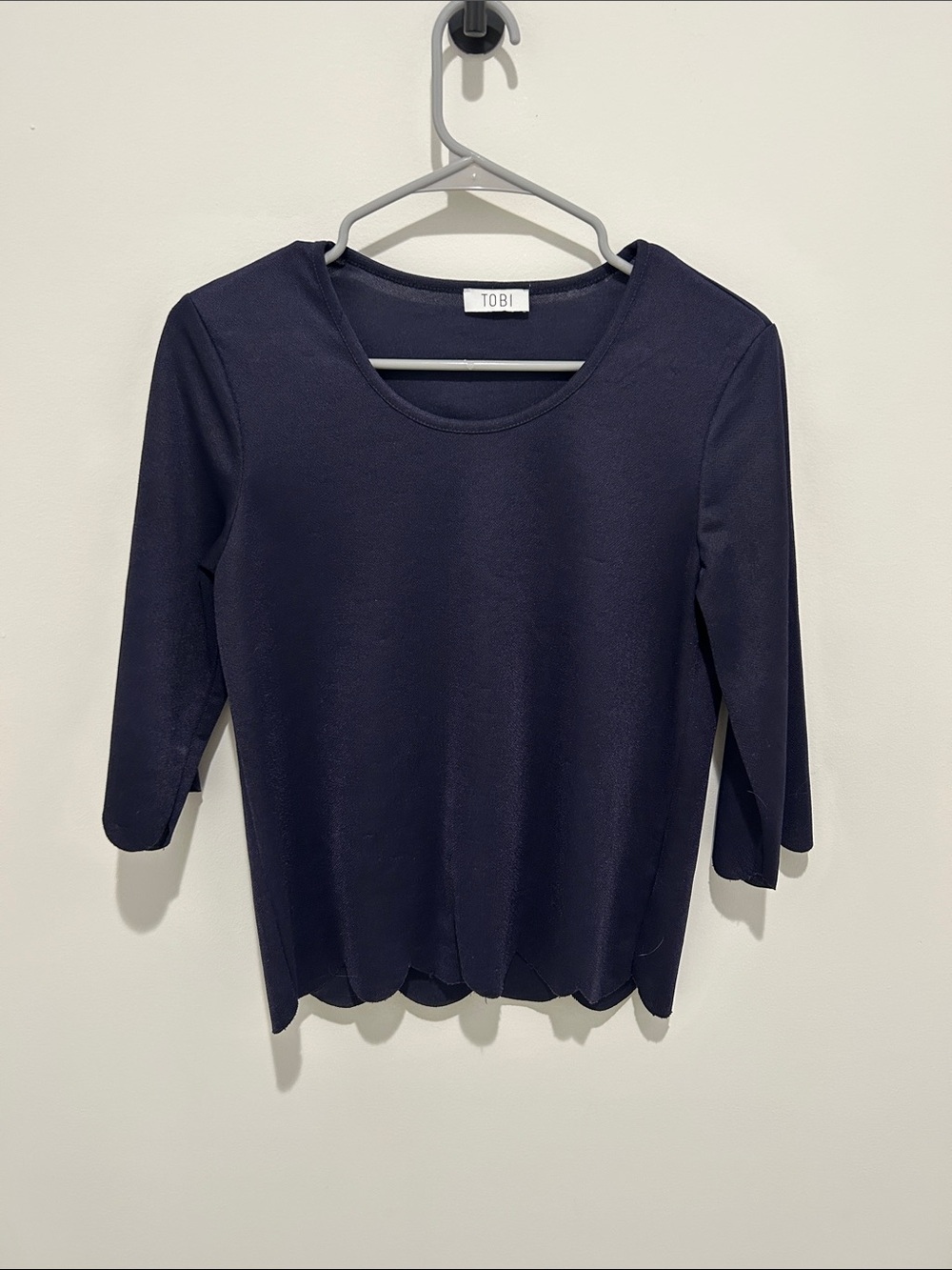 Tobi Navy Scoop Neck Scallop Hem 3/4 Length Long Sleeve Top